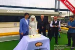 Akkaya Davet Teknesi’nde Boğaz manzaralı düğün pasta kesimi