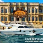 İstanbul Boğazda yatta kahvaltı için kullanılan Ekru 2 motor yatın yandan görünümü