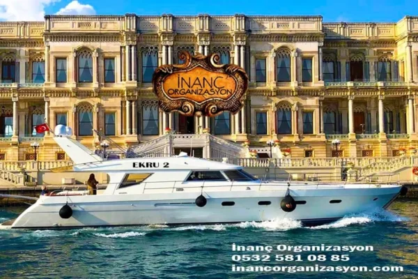 İstanbul Boğazda yatta kahvaltı için kullanılan Ekru 2 motor yatın yandan görünümü