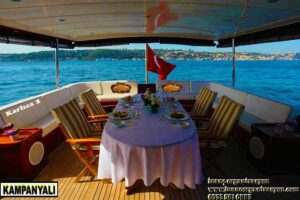 Kucuk Teknede Aksam Yemegi Tur Karlica