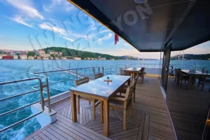 Teknede Aksam Yemegi