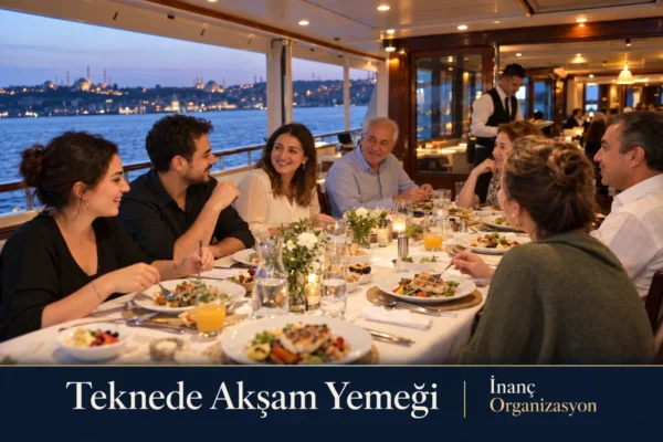 Teknede akşam yemeği için çiçeklerle süslenmiş masada sohbet eden konuklar.
