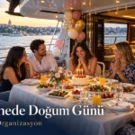 Teknede doğum günü için pasta ve balonlarla süslenmiş masada kutlama