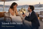 Teknede çiçekli masa yanında yüzükle evlilik teklifi