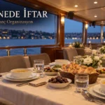 Teknede iftar sofrasında çorba, pide, hurma ve beyaz çiçekler.