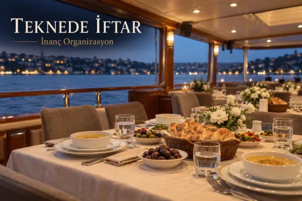 Teknede iftar sofrasında çorba, pide, hurma ve beyaz çiçekler.