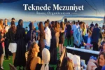Teknenin açık bölümünde mezuniyet kutlaması için bir araya gelen davetliler