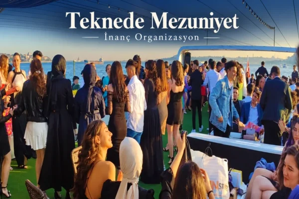 Teknenin açık bölümünde mezuniyet kutlaması için bir araya gelen davetliler