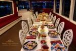 Mabey Davet Teknesi iç salon yemek düzeni