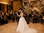 Lüks düğün salonunda canlı müzik eşliğinde dans eden gelin ve damat