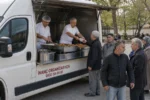 Mobil araçta lokma dağıtımı