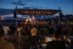 Açık hava konser organizasyonunda sahne, seyirci ve teknik ekip